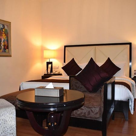 Ramada Plaza By Wyndham Karachi Airport Hotel Экстерьер фото A bedroom at the Taj Bengal