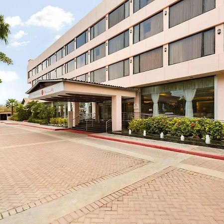 Ramada Plaza By Wyndham Karachi Airport Hotel Экстерьер фото The hotel's entrance