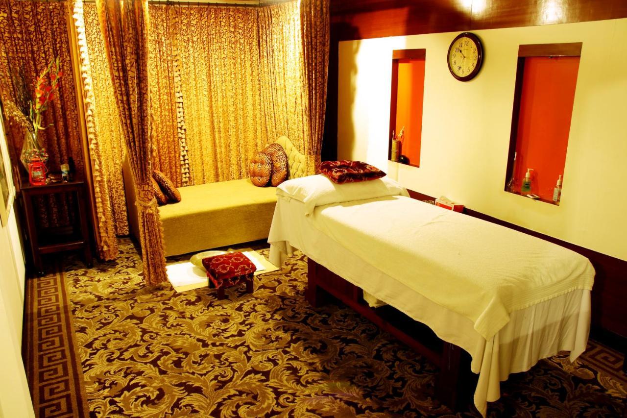 Ramada Plaza By Wyndham Karachi Airport Hotel Экстерьер фото A massage room at a spa