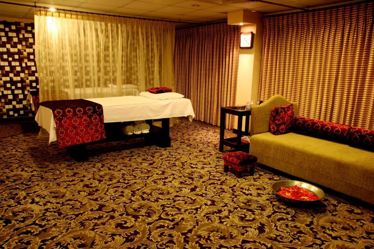 Ramada Plaza By Wyndham Karachi Airport Hotel Экстерьер фото A spa treatment room