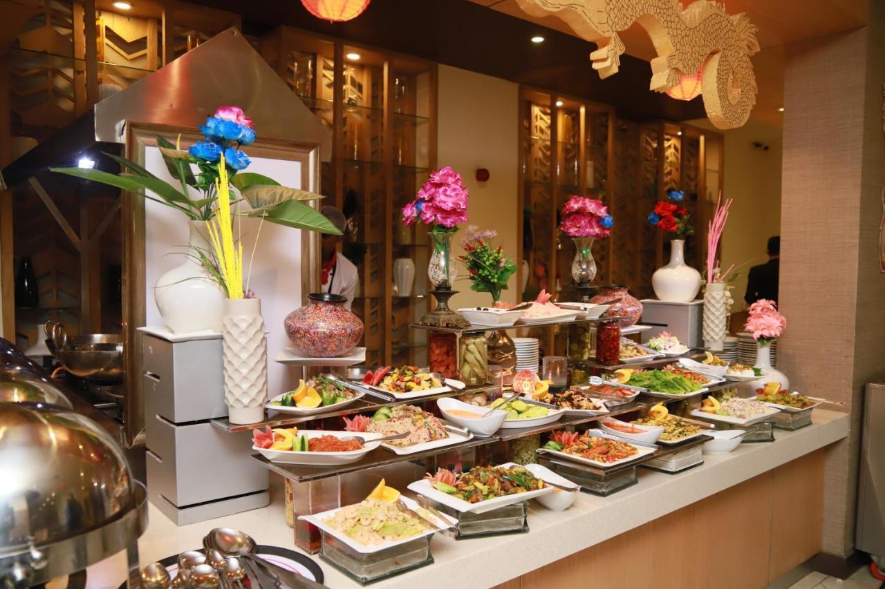 Ramada Plaza By Wyndham Karachi Airport Hotel Экстерьер фото A buffet at a hotel