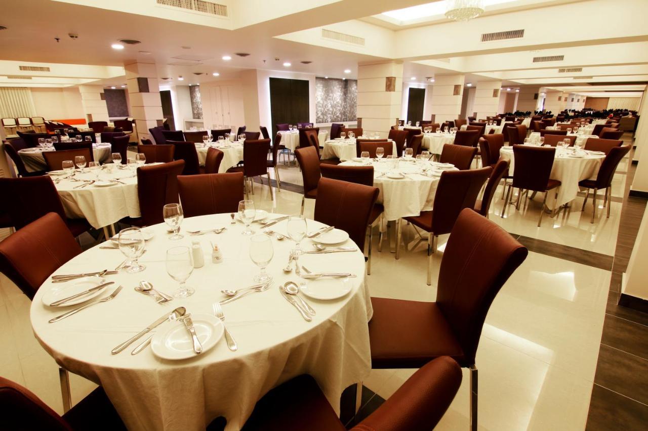Ramada Plaza By Wyndham Karachi Airport Hotel Экстерьер фото The dining room at the 2011 World Economic Forum on the Middle East, Africa and India