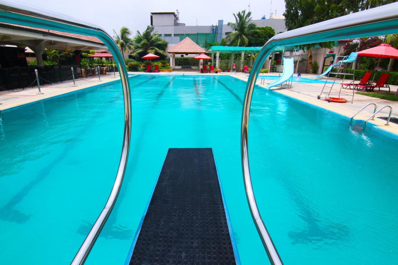 Ramada Plaza By Wyndham Karachi Airport Hotel Экстерьер фото Swimming pool