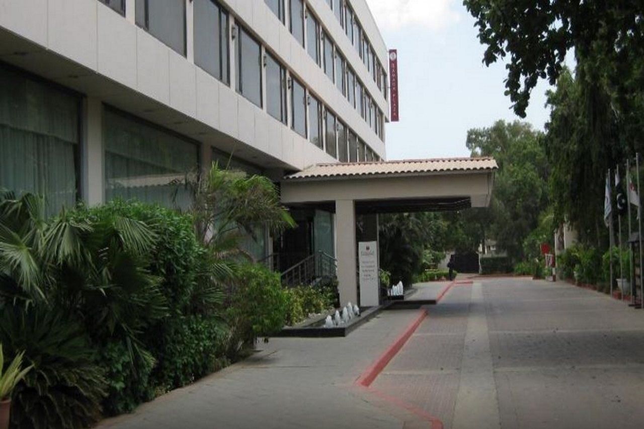 Ramada Plaza By Wyndham Karachi Airport Hotel Экстерьер фото The hotel's entrance