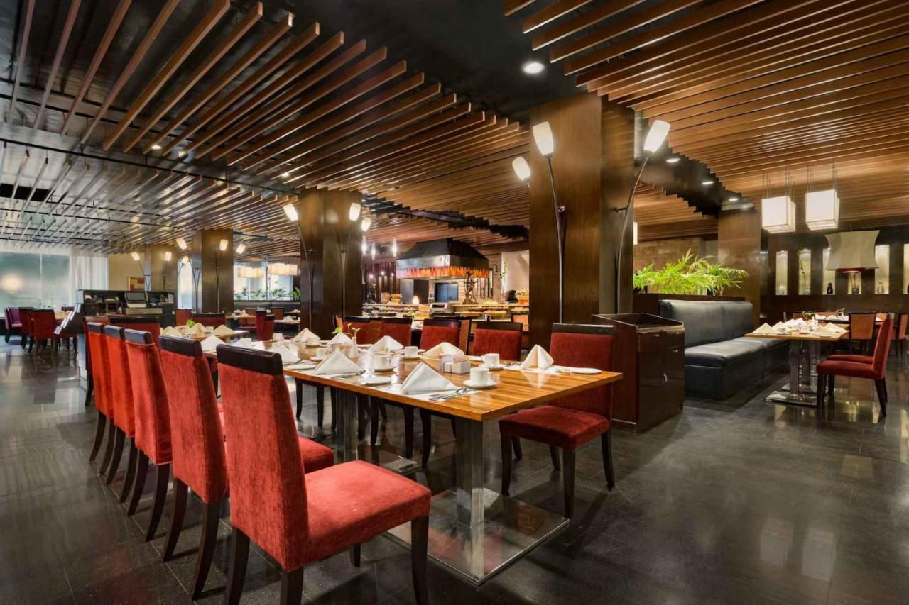 Ramada Plaza By Wyndham Karachi Airport Hotel Экстерьер фото The interior of the restaurant