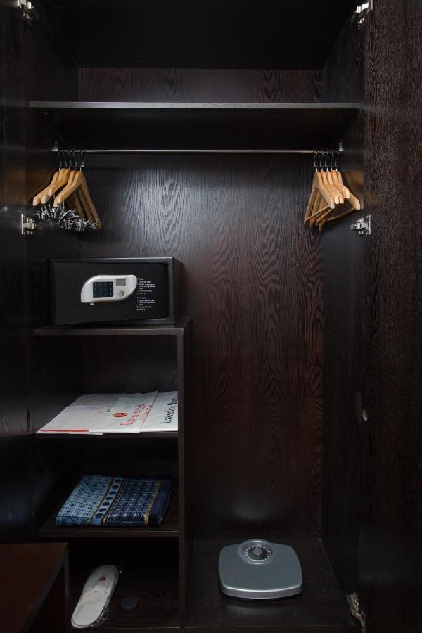 Ramada Plaza By Wyndham Karachi Airport Hotel Экстерьер фото A safe in a hotel room