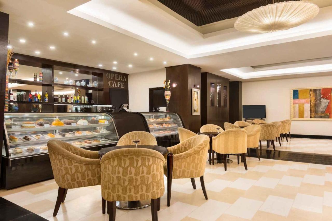 Ramada Plaza By Wyndham Karachi Airport Hotel Экстерьер фото The lobby café
