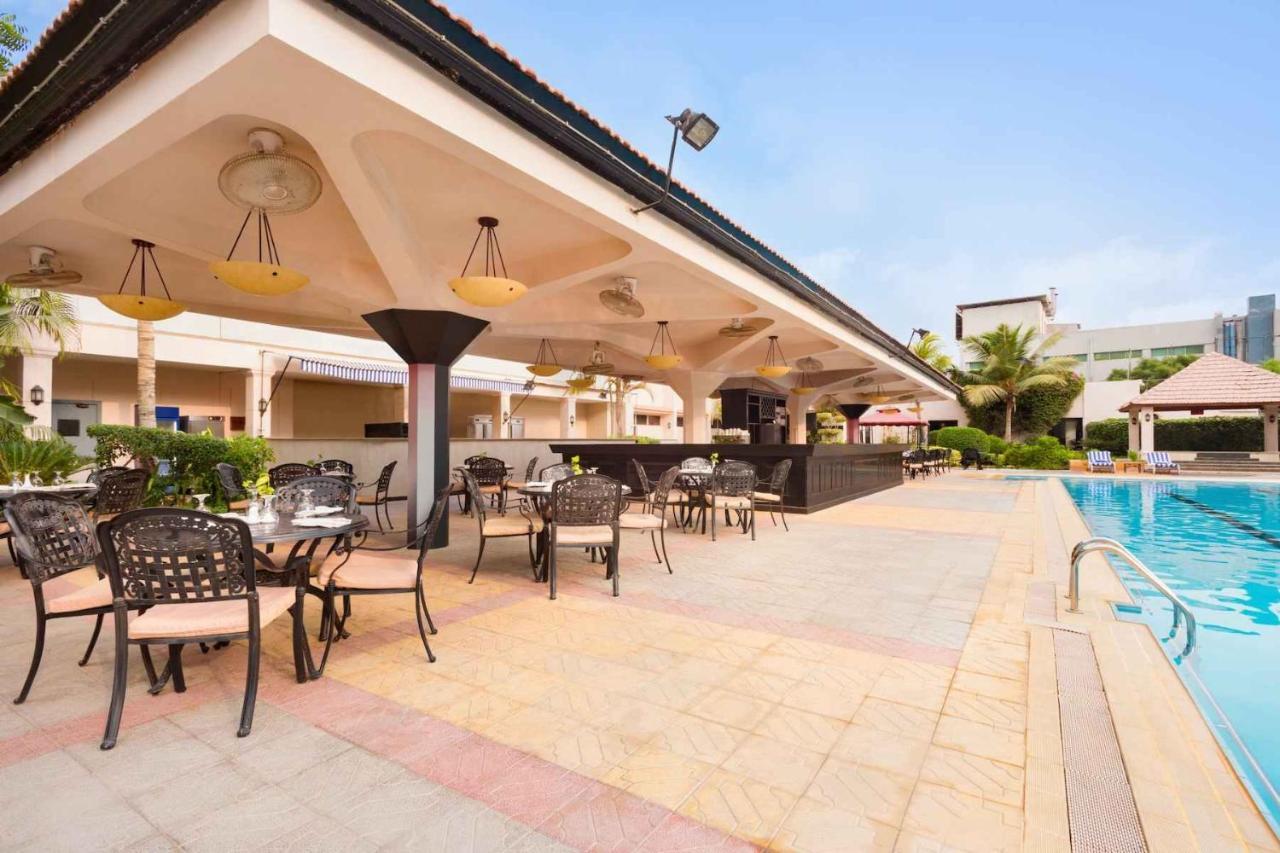 Ramada Plaza By Wyndham Karachi Airport Hotel Экстерьер фото The swimming pool at the hotel