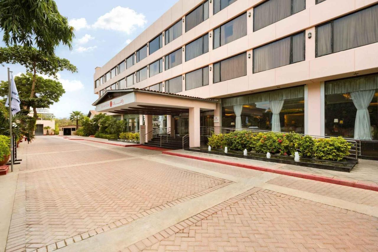 Ramada Plaza By Wyndham Karachi Airport Hotel Экстерьер фото The hotel's entrance