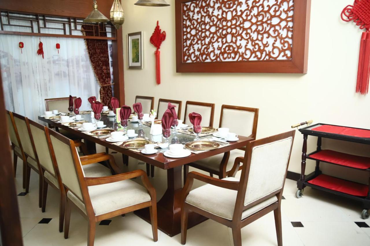 Ramada Plaza By Wyndham Karachi Airport Hotel Экстерьер фото A dining room in a house in Malaysia