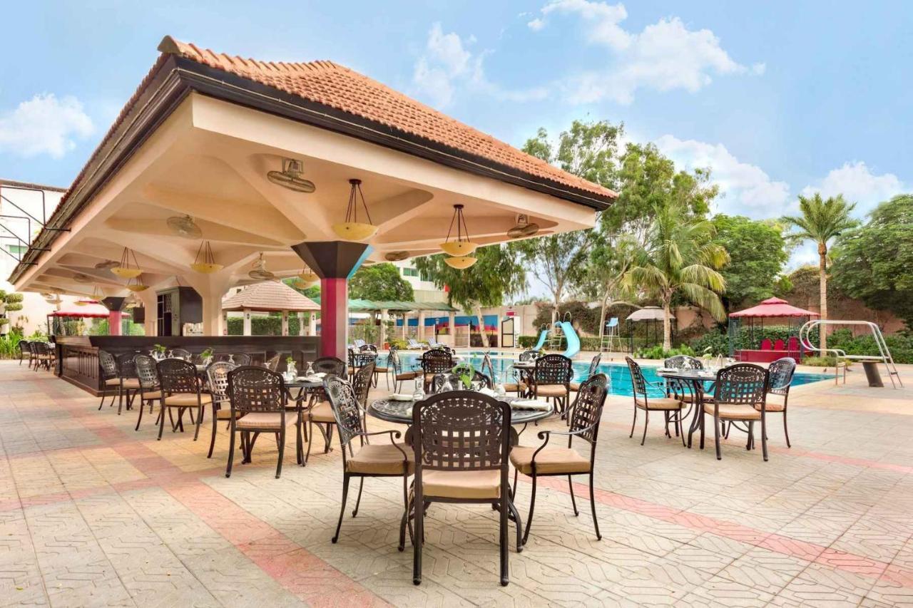 Ramada Plaza By Wyndham Karachi Airport Hotel Экстерьер фото The poolside bar at the hotel