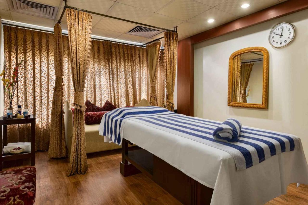 Ramada Plaza By Wyndham Karachi Airport Hotel Экстерьер фото A massage bed