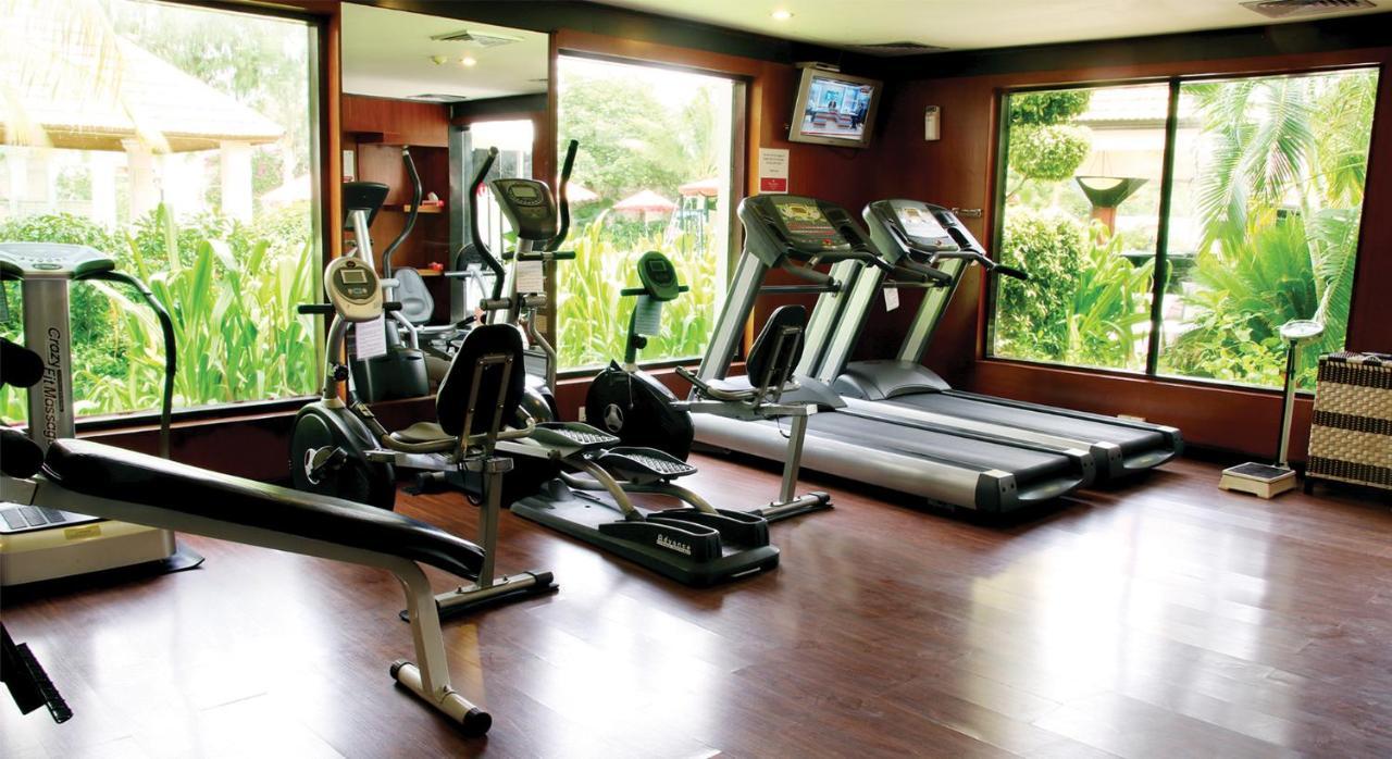 Ramada Plaza By Wyndham Karachi Airport Hotel Экстерьер фото A gym at a hotel