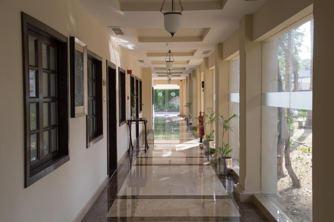 Ramada Plaza By Wyndham Karachi Airport Hotel Экстерьер фото A corridor at the hotel